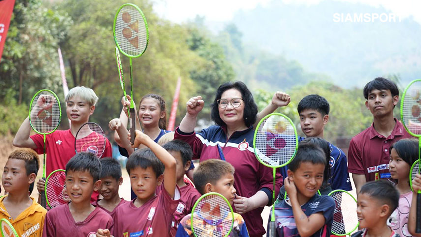 "คุณหญิงปัทมา"จับมือสโมสรกีฬาบีบีจีมอบอุปกรณ์แบดให้เยาวชนบ้านแม่แฮงเชียงใหม่
