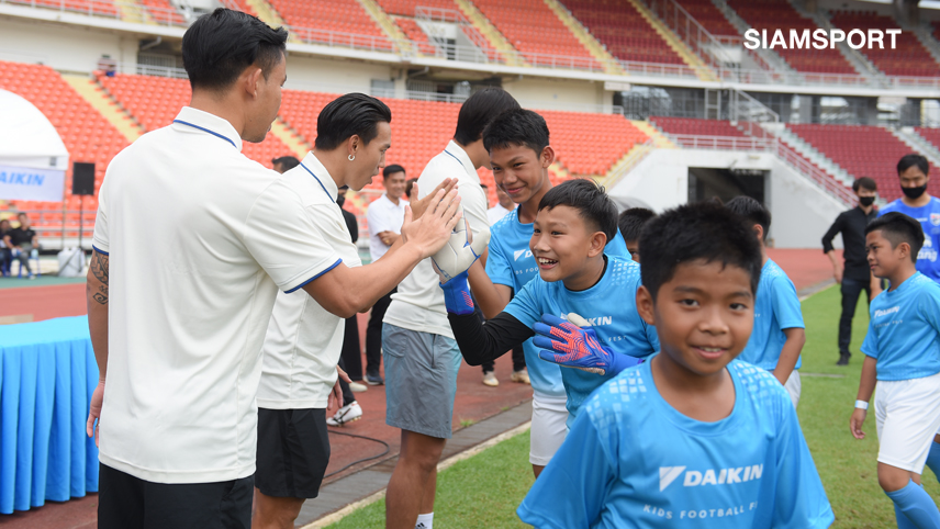 มาโน่ นำทัพแข้งไทยสอนฟุตบอลเยาวชนกว่า 220 คน